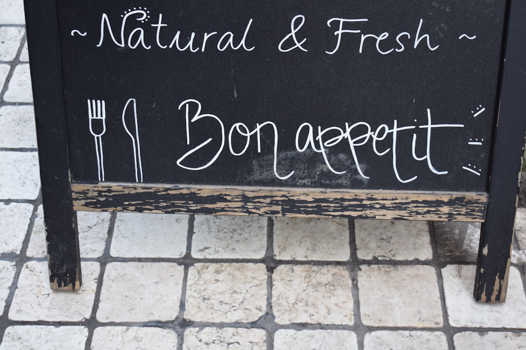 a sign that says natural and fresh on it